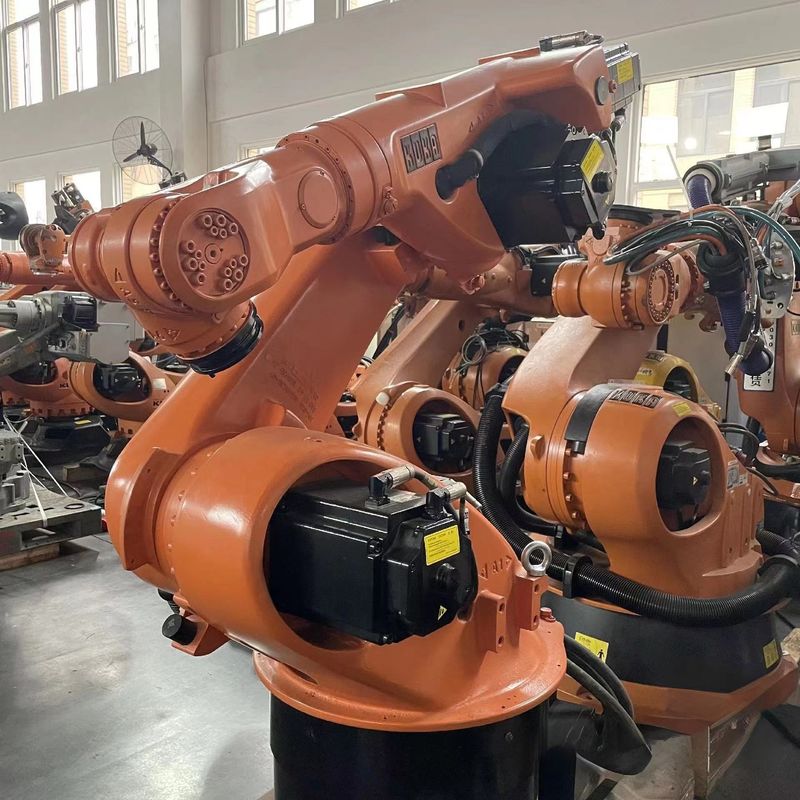 Kuka KR30 Neunachsen-Bogenschweißroboter mit H-Kuka-Form-Positionierer