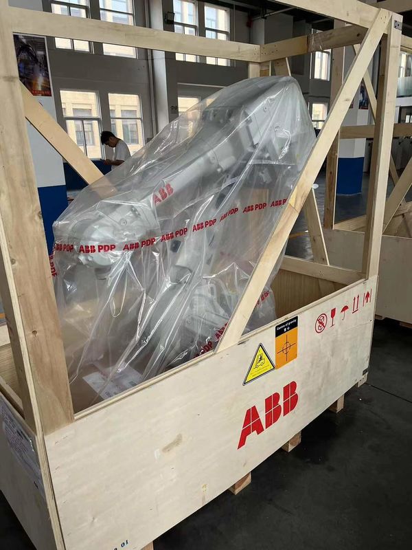 Neue ABB IRB 6700-300/2.70, 300 kg Belastung, Reichweite 2700 mm, Bogenschweißen, Montage, Laden und Entladen von Teilen, Bildung