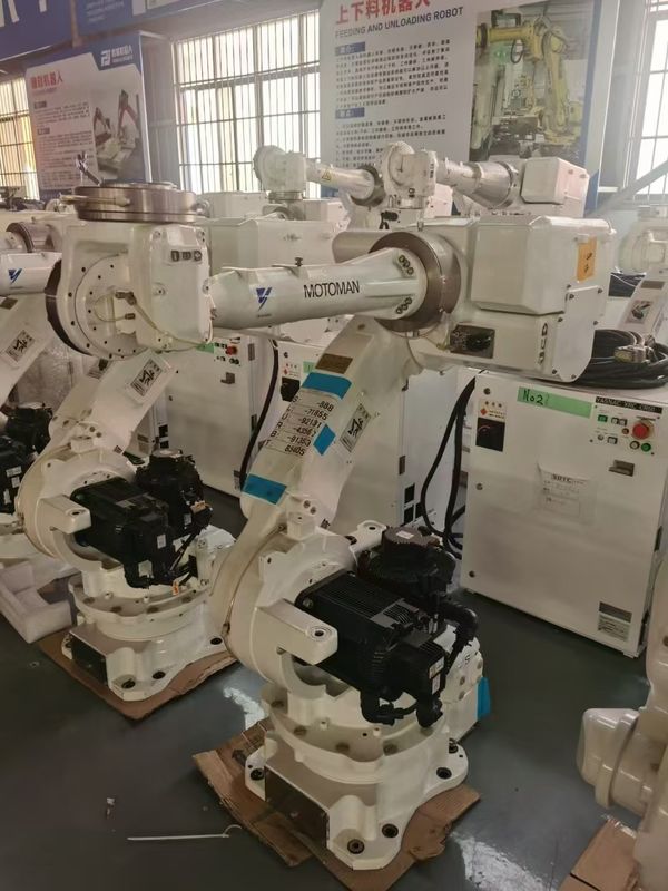 Orange gebrauchter Roboterarm inklusive Steuerung C4 und Arbeitsbereich 1904mm, konzipiert für Leistung in der Industrierobotik