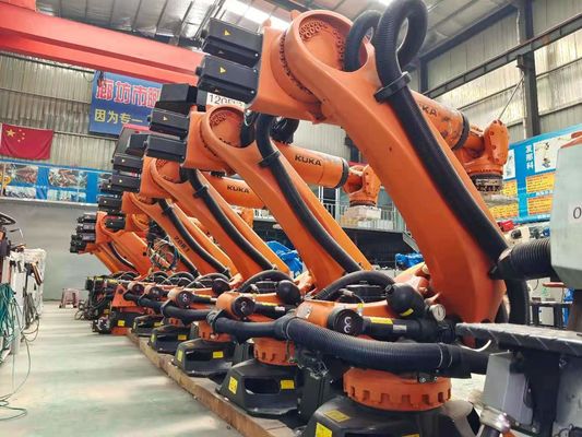 KUKA benutzte den RoboterSchaltschrank des arm-KR210 C4, der das Laden stapelnd behandelt, das Schnitzen stempelnd