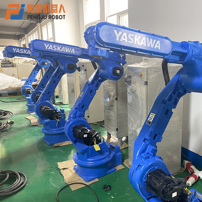 Benutzter industrieller Parallelgreifer Yaskawa HP20D, der zylinderförmige Roboter entladend lädt