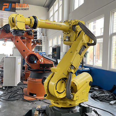 Zweite Industrieroboter 2000iB/165F der Handfanuc, die Punktschweissen-Roboter-Arm behandelnd palettieren
