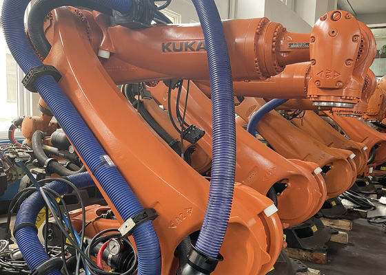 Bodenbefestigungs-Ladungsroboter mit Wiederholbarkeit ±0,1 mm Leistung KUKA KR210 mit 2700 mm Ultra-langer Reichweite, vollständig an industrielle Anwendungen angepasst Effizientes Schleifen und einwandfreies Palletieren